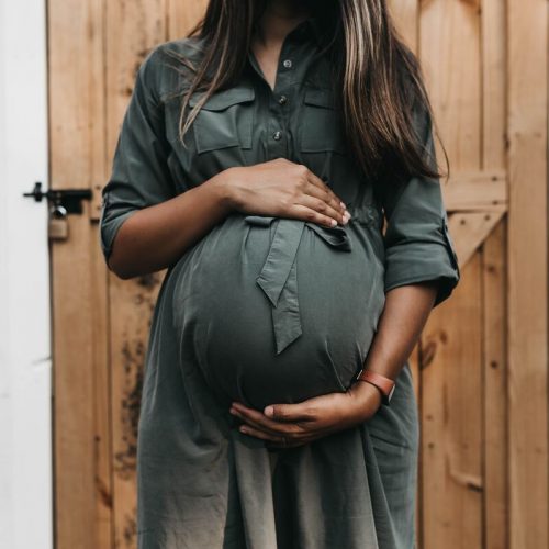 Těhotenské šaty na focení – Jak vybrat ty pravé